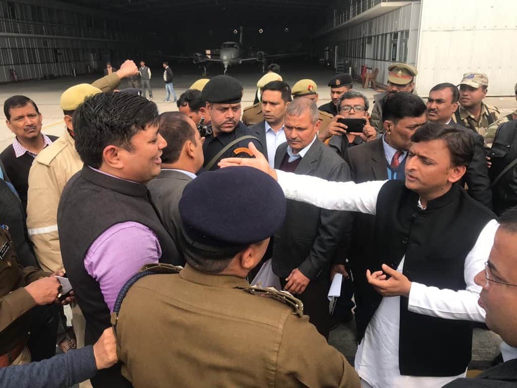 अखिलेश यादव को एयरपोर्ट पर रोका गया, मचा बवाल!