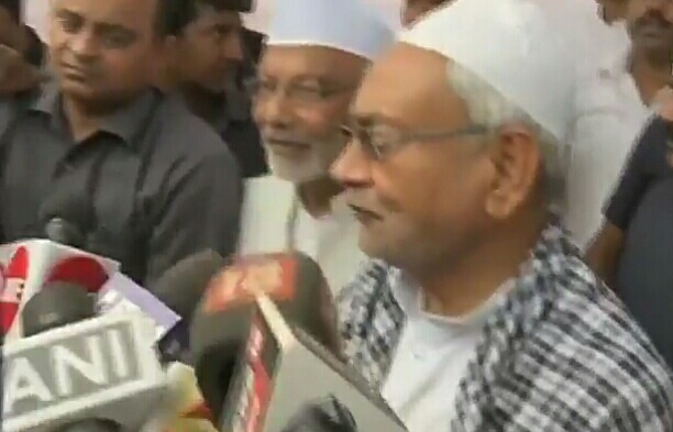 VIDEO: ईद की नमाज़ में शामिल हुए सीएम नीतीश कुमार, बोले..?