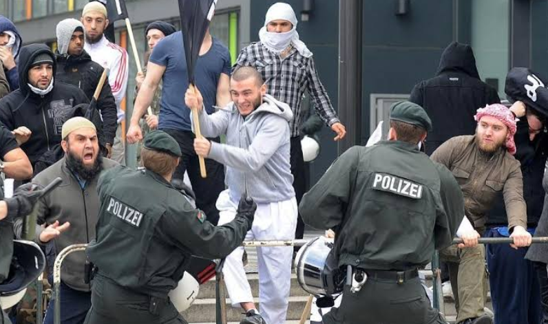 जर्मनी: पिछले तीन साल में मुसलमानों के खिलाफ़ हिंसा में कमी आई