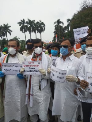 बिहार : कांग्रेस ने राजभवन के सामने किया प्रदर्शन, सोशल डिस्टेंसिंग की उड़ीं धज्जियां