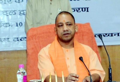 कानपुर के बिकरू में शहीद हुए पुलिसकर्मियों के परिजनों से मिले मुख्यमंत्री