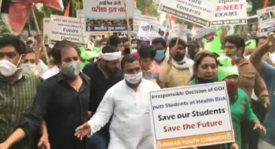 कांग्रेस ने नीट, जेईई परीक्षा स्थगित करने की मांग करते हुए प्रदर्शन किया