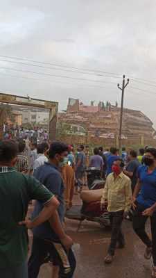 महाराष्ट्र में बिल्डिंग गिरने के बाद 15 को बचाया गया, 75 के फंसे होने की आशंका
