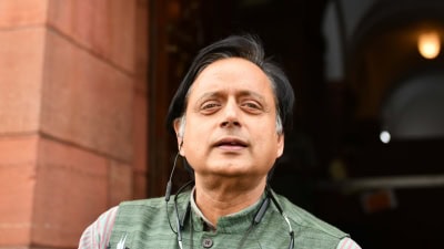 फेसबुक विवाद गरमाया, थरूर को आईटी मामलों की संसदीय समिति से हटाने की मांग