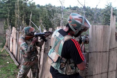 कश्मीर के पुलवामा जिले में सुरक्षाबलों, आतंकवादियों के बीच मुठभेड़