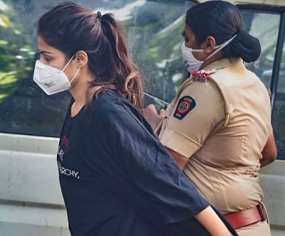 रिया ने कबूला, सुशांत के लिए ड्रग खरीदती थीं