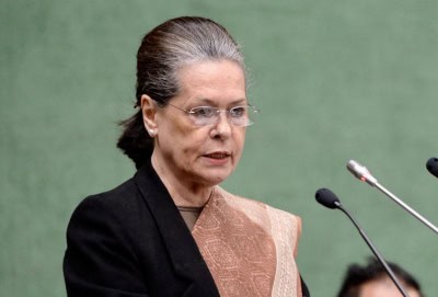 भारतीय लोकतंत्र सबसे कठिन दौर से गुजर रहा : सोनिया