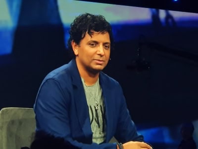 एम. नाइट श्यामलन: ब्रूस विलिस बड़े भाई की तरह हैं