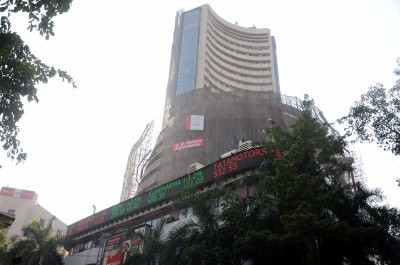 कमजोर शुरूआत के बाद संभला शेयर बाजार, 300 अंक चढ़ा सेंसेक्स