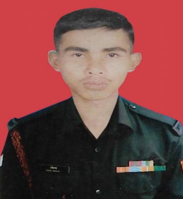 जम्मू-कश्मीर में शहीद हुए असम के जवान को सैकड़ों लोगों ने दी अंतिम विदाई