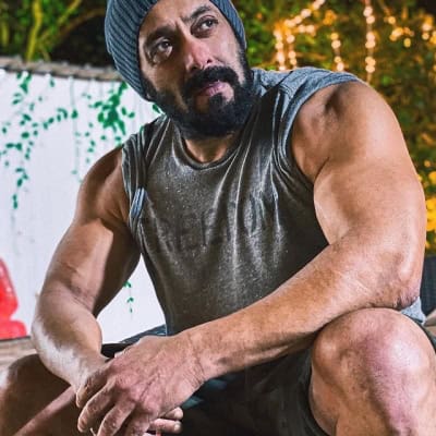 अपने डोले दिखाते नजर आए सलमान खान