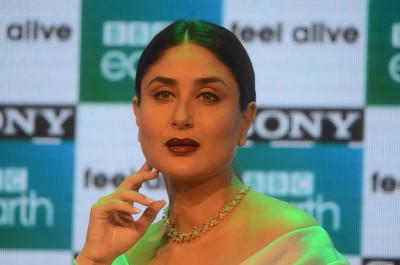 पिंक शेड्स की लिपस्टिक में नजर आईं करीना कपूर