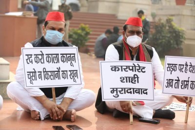 उप्र : भारत बंद में किसानों से ज्यादा सपा सक्रिय, मल्हौर में रोकी ट्रेन