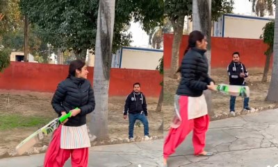 जाह्नवी कपूर ने खेला क्रिकेट