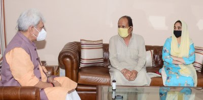 जम्मू-कश्मीर : उपराज्यपाल ने आतंकवादी हमले में मारे गए सुनार के परिवार से मुलाकात की