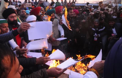 महाराष्ट्र : कांग्रेस ने किसानों के साथ राजभवन का किया घेराव