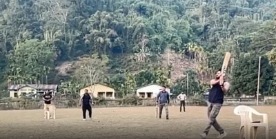 आयुष्मान ने खेला क्रिकेट, लगाया सिक्सर