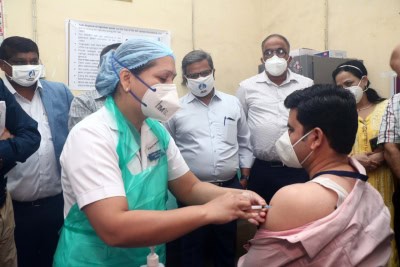 भारत में रोजाना घट रहे हैं कोविड के मामले