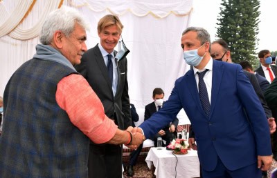 जम्मू-कश्मीर के उपराज्यपाल ने विदेशी राजदूतों को दी विकास कार्यों की जानकारी