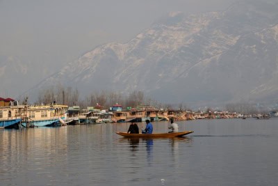 जम्मू-कश्मीर में धूप खिलने से लोगों के चेहरे भी खिले