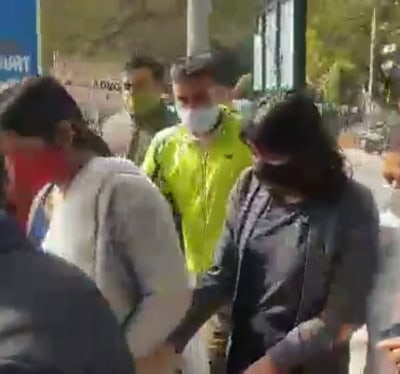 दिशा की गिरफ्तारी पर बोले थरूर : एक्टिविस्ट जेल में, टेररिस्ट बेल पर