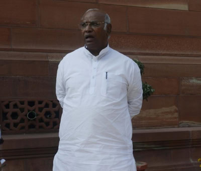 बसपा, कांग्रेस ने तेल के बढ़ते दामों पर दिया सस्पेंशन नोटिस