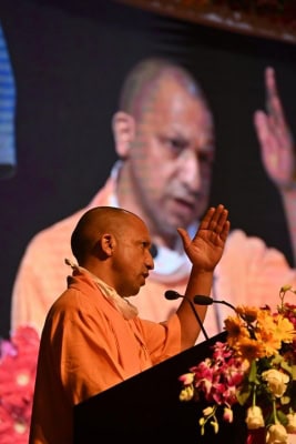 पहले चाचा-भतीजा के बीच बंटती थीं नौकरियां, अब मेरिट ही आधार : योगी
