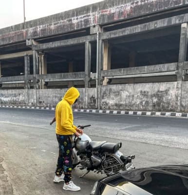 भूल भूलैया- 2 की शूटिंग के बीच कार्तिक आर्यन की सवारी