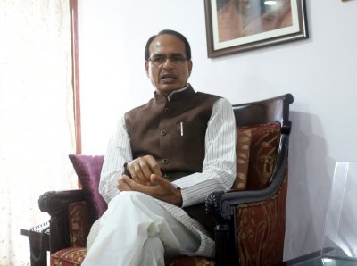 मप्र : शिवराज ने पारिजात हरसिंगार का पौधा रोपा