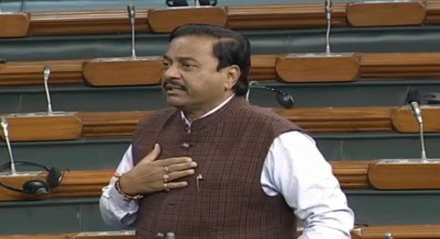 केरल : माकपा सांसद कांग्रेस की युवा महिला उम्मीदवार पर टिप्पणी कर घिरे