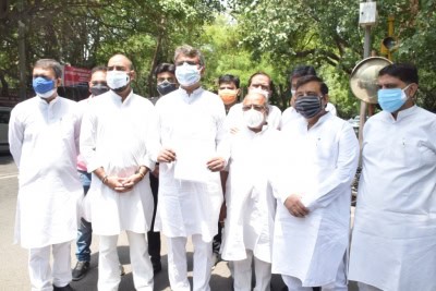 दिल्ली कांग्रेस की व्यापारिक गतिविधियां चालू करने की मांग, उपराज्यपाल को सौंपा ज्ञापन