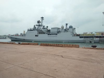 भारतीय नौसेना के 2 जहाज कुवैत से लेकर आए मेडिकल ऑक्सीजन