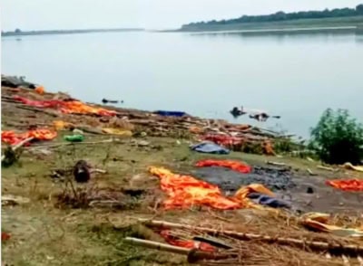 बिहार: बक्सर में गंगा नदी से 30 शव बरामद, जिलाधिकारी का दावा, सभी शव बहकर आए