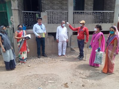 महाराष्ट्र स्कूल के प्रिंसिपल के नए-नए अवतारों से लोगों को वैक्सीन के लिए बढ़ी जागरुकता