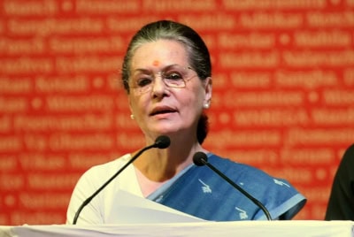 सोनिया और प्रियंका दोनों ने ली है कोविड वैक्सीन : कांग्रेस