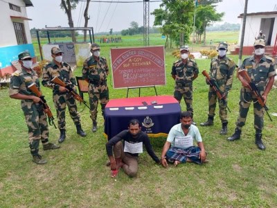 बीएसएफ के जवानों ने बांग्लादेश से नकली भारतीय मुद्रा की तस्करी करने वाले गिरोह को पकड़ा