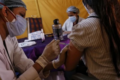 जुलाई के आखिर तक कोविड कर्व को समतल करने के लिए रोजाना 90 लाख का टीकाकरण जरूर करें : विशेषज्ञ