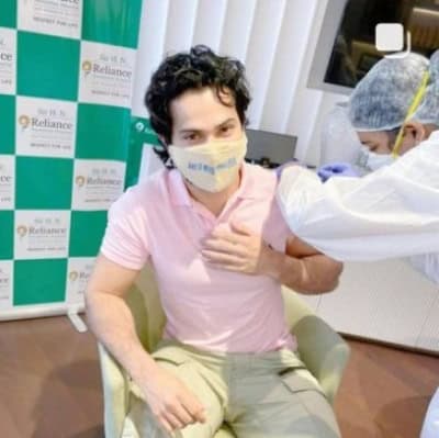 वरुण धवन ने ली कोरोना वैक्सीन की पहली खुराक