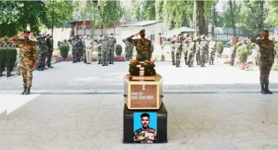 सेना ने श्रीनगर में शहीद सैनिक को दी श्रद्धांजलि