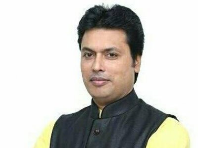 त्रिपुरा के मुख्यमंत्री ने लड़की का फेसबुक पोस्ट देख भेजी एड्स, स्टडी टेबल, दवाएं