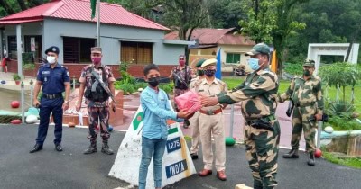 भारत में भटके किशोर को बीएसएफ ने बांग्लादेश को सौंपा