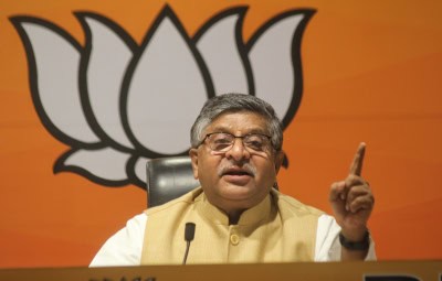 क्या वास्तव में ट्विटर ने भारत में अपना कानूनी कवच खो दिया है?