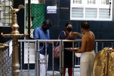 यूपी सरकार ने साप्ताहिक बंदी में धार्मिक स्थल खोलने का किया फैसला